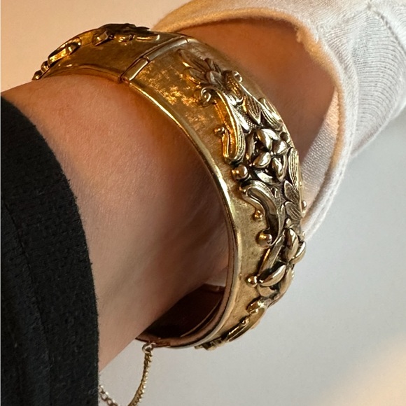 VTG Coro Pegasus Hinged Bangle Bracelet Goldtone 1940’s Victorian Revival - Picture 11 of 12